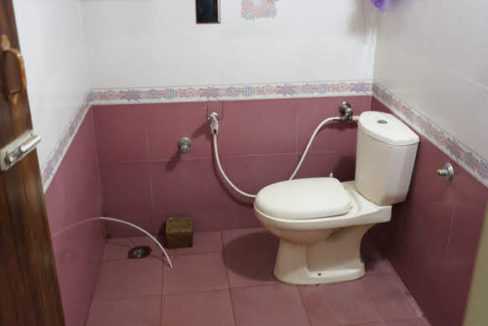 lowerbathroom-01